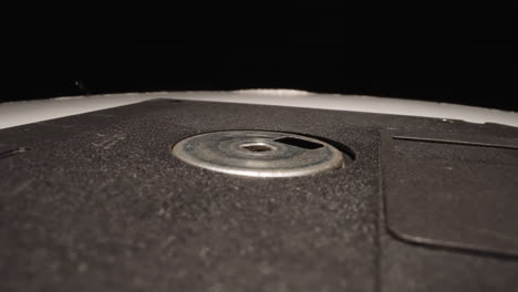 Moderne-Diskette-Zum-Beobachten-Von-Finsternissen-Auf-Schwarzem-Hintergrund