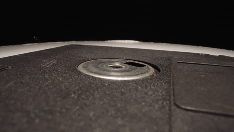 disquete moderno para ver eclipses en fondo negro