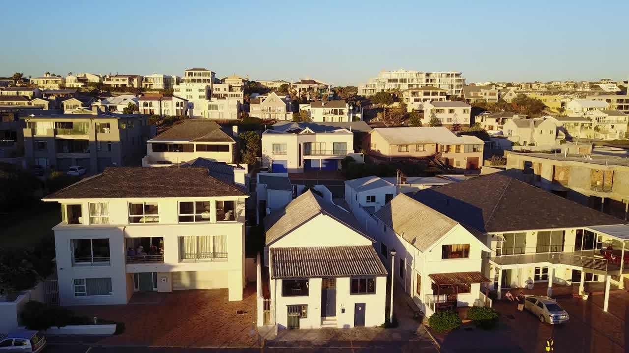 vista aérea de la puesta de sol en la costa de blouberg strand en ciudad del cabo