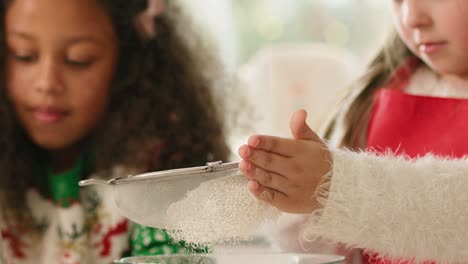 primer plano de una niña tamizando harina