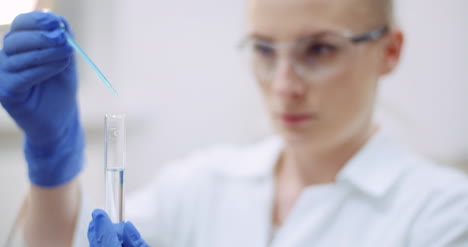 retrato de una científica con una pipeta analiza un líquido para extraer el adn en el laboratorio 3