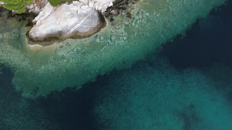 Playa-Spathias-Desde-El-Cielo:-Un-Cautivador-Recorrido-Aéreo-En-4k-En-Nikiti,-Grecia