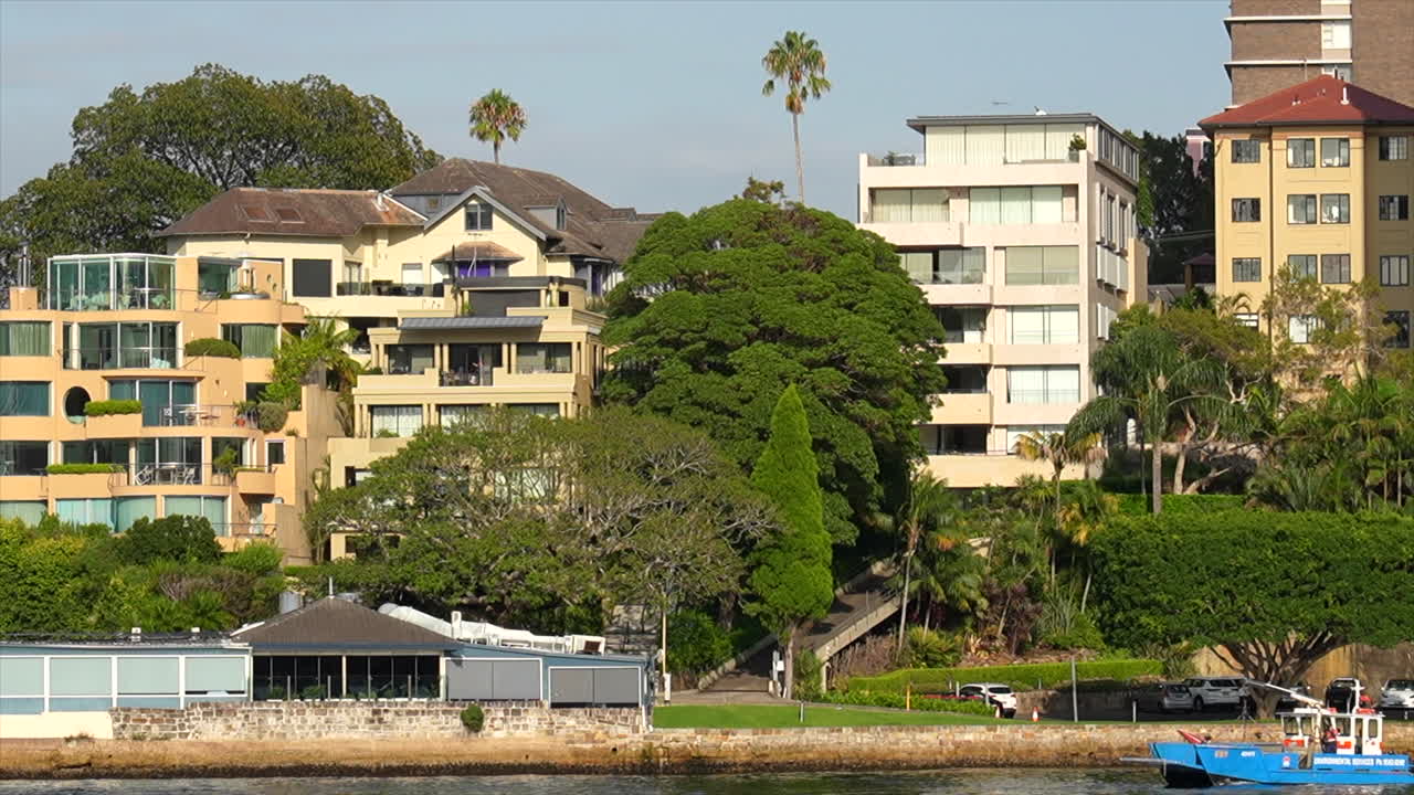 el barco de servicios ambientales pasa por el punto mcmahons en el puerto de sydney, australia