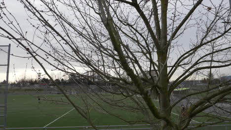 Tiro-De-Camión-Que-Muestra-El-árbol-Y-El-Campo-De-Fútbol-Del-Imperio-En-Vancouver-Durante-La-Sesión-De-Entrenamiento