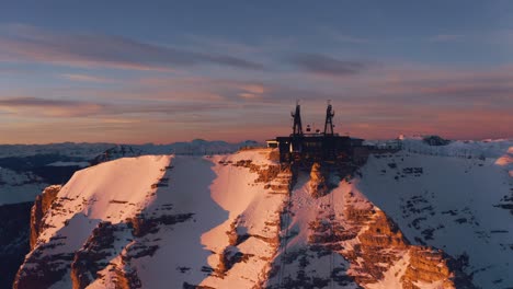 Drohne-Dreht-Sich-Am-Sass-Pordoi-Skilift-In-Den-Italienischen-Dolomiten