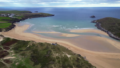 Una-Vista-Aérea-De-La-Playa-De-Crantock,-En-La-Costa-Norte-De-Cornualles,-Inglaterra-2