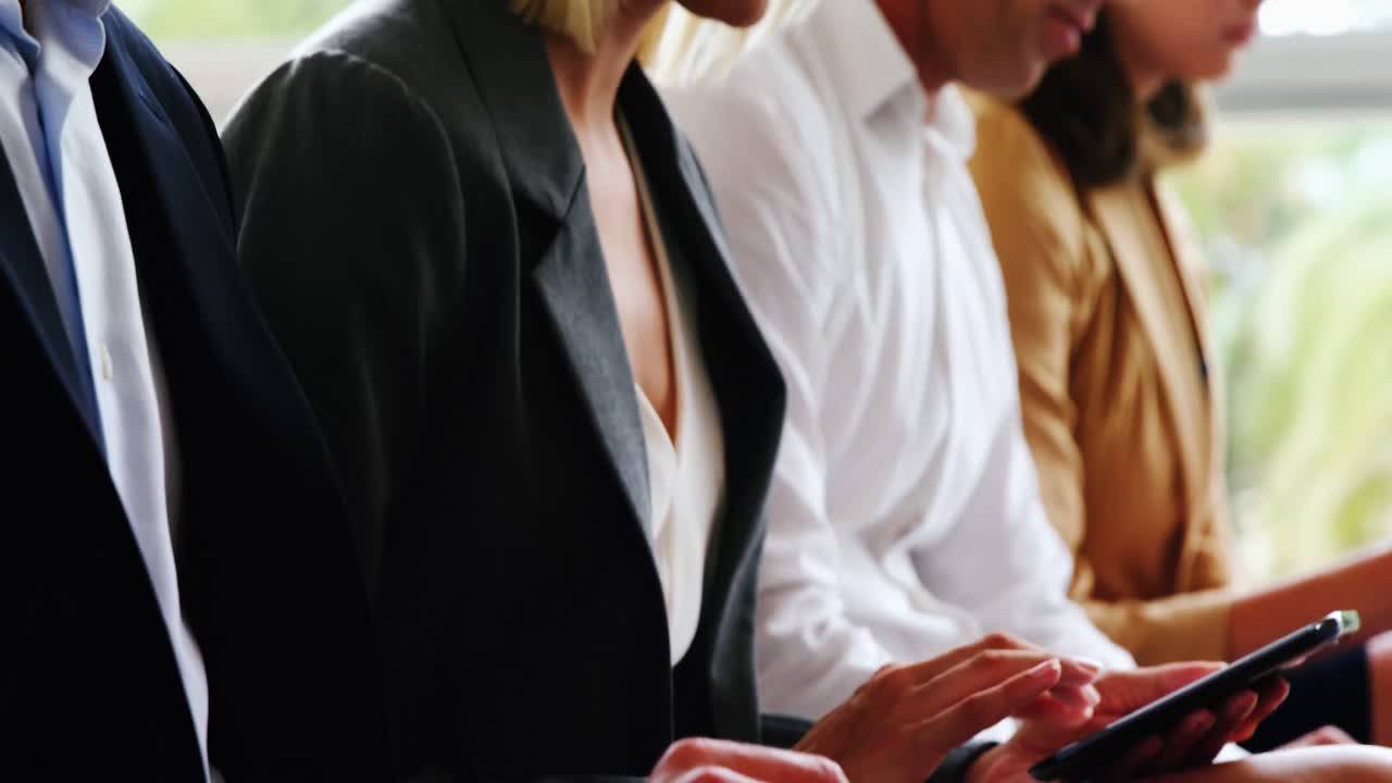 휴대 전화를 사용하는 비즈니스 임원 들