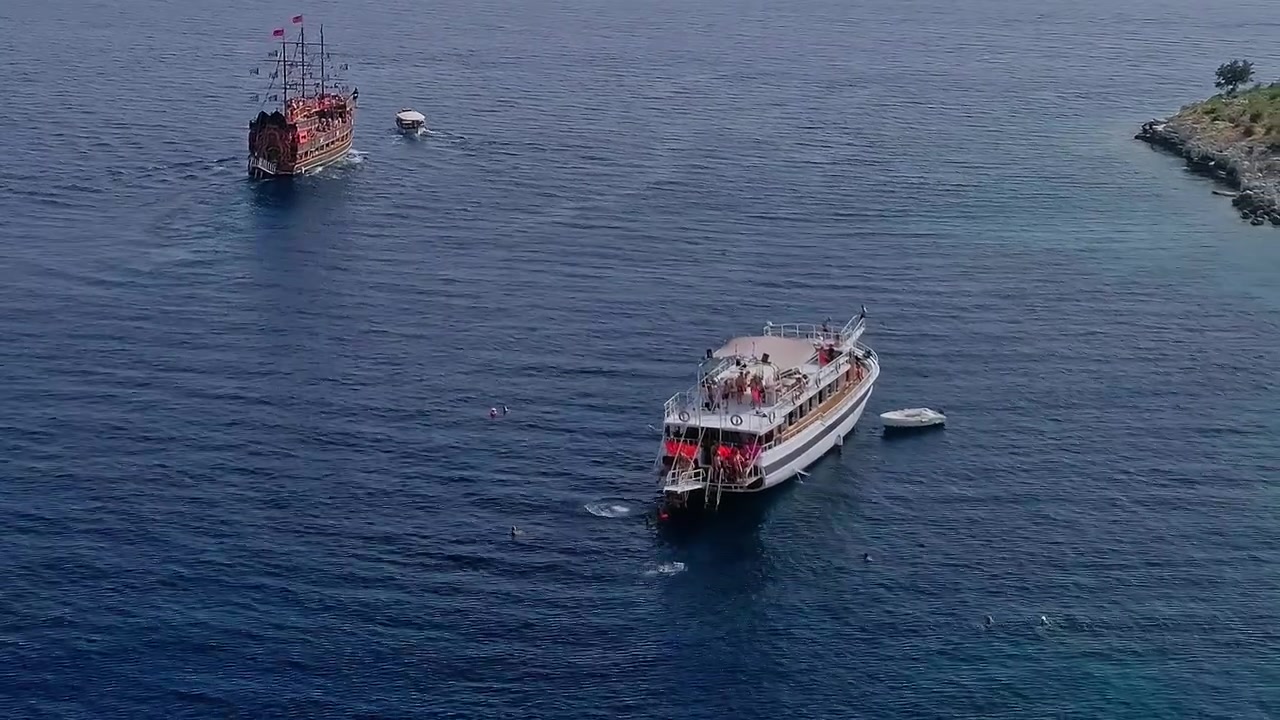 Havadan bir sahnede Arnavutluk yakınlarındaki suda seyreden teknelerin manzaraları.