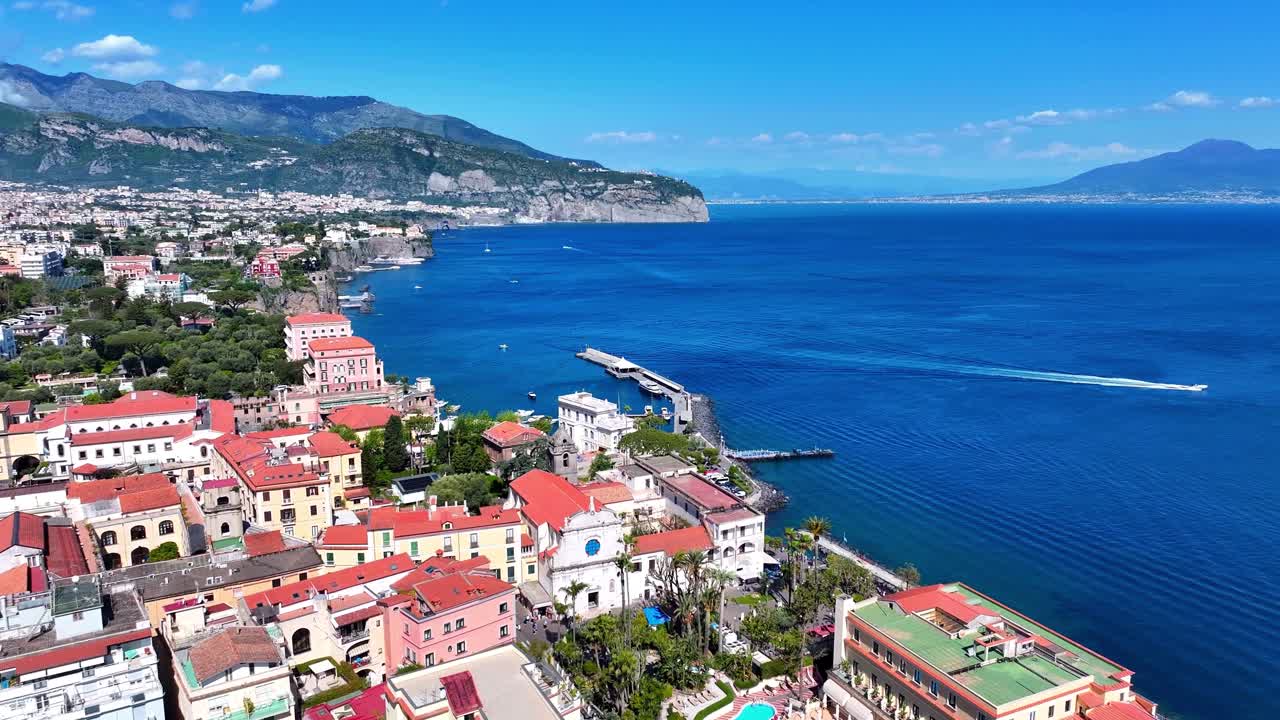 Veduta aerea di Sorrento sulla Penisola Sorrentina in Italia, che mostra Marina Piccola, hotel a picco sulla scogliera, tetti in terracotta e il profondo blu del Golfo di Napoli in una luminosa giornata estiva