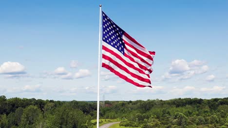 Vista-De-Cerca-De-La-Bandera-Americana-Ondeando-En-El-Viento