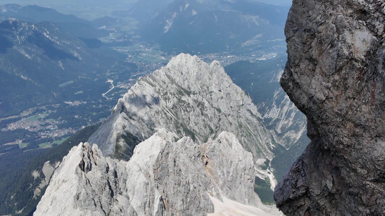 Quang cảnh tuyệt đẹp từ trên không nhìn từ đỉnh Zugspitze, ngọn núi cao nhất nước Đức. Những đỉnh núi đá hùng vĩ và thung lũng sâu của dãy Alps