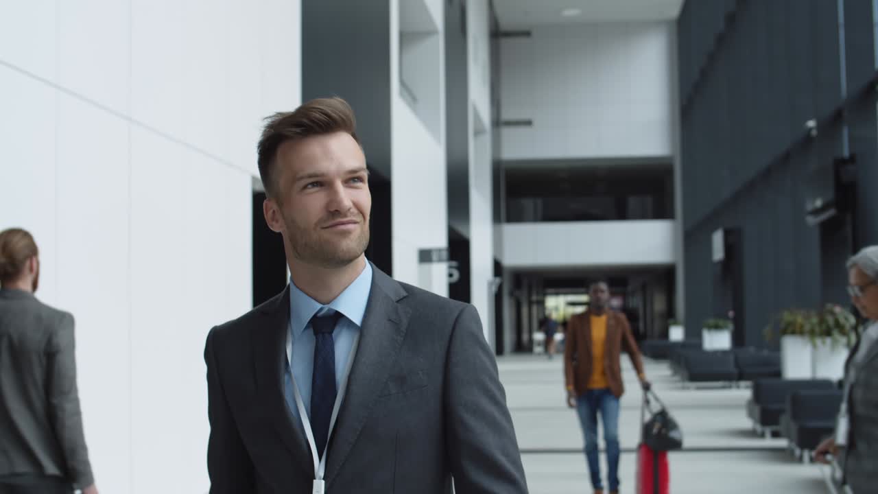 hombre de negocios en el aeropuerto