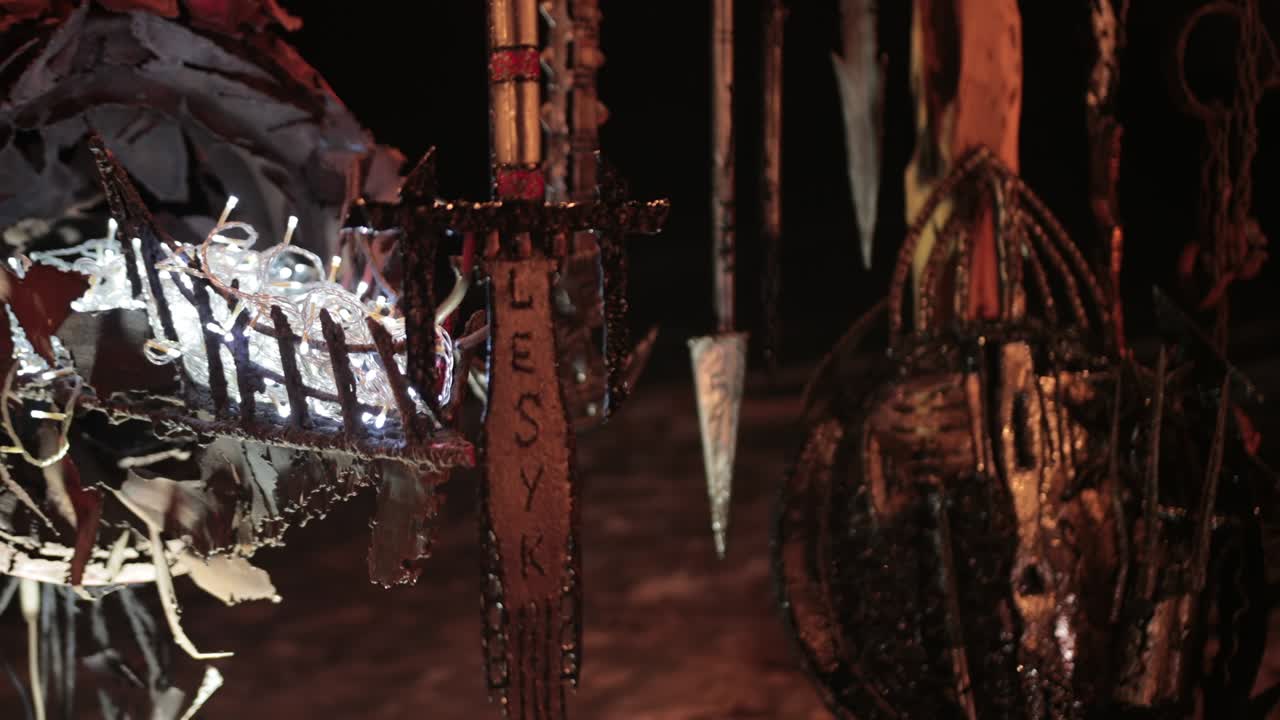 hachas, armas, cuchillas, símbolos místicos y armas de los vikingos salvajes del norte