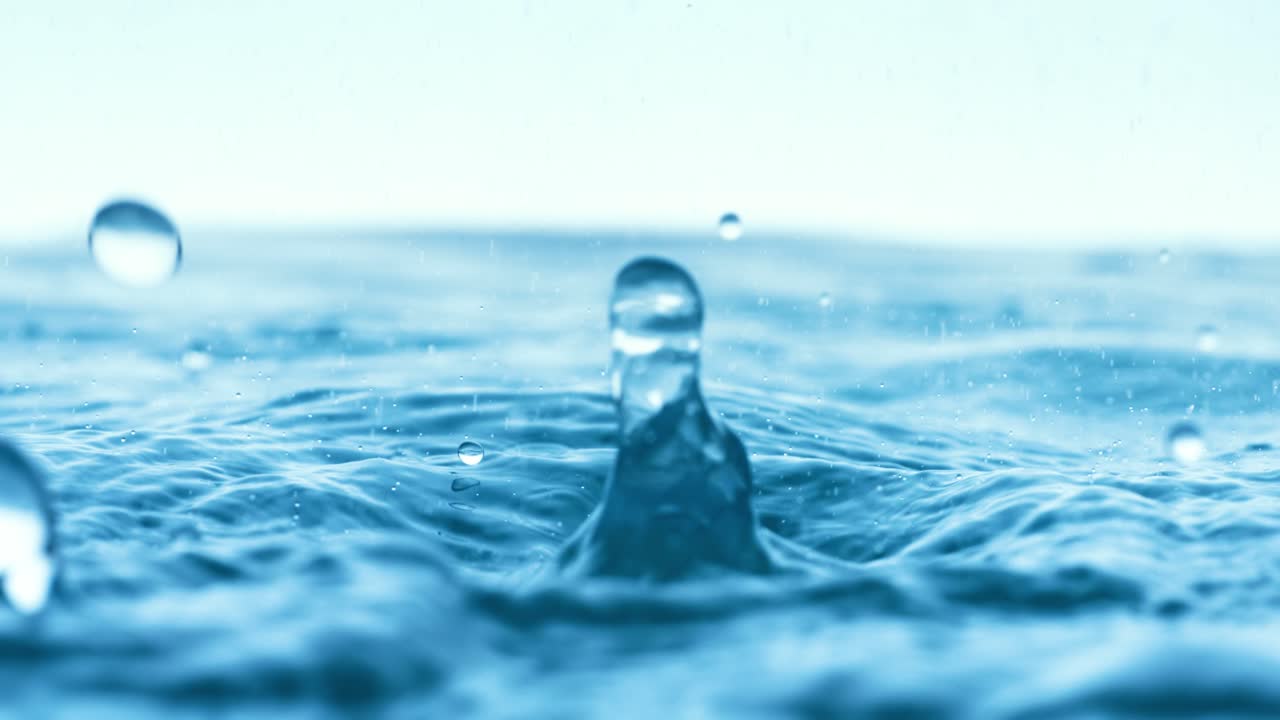 ⁇ 방울이 아주 느린 속도로 떨어지고 있습니다.