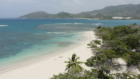 hermosas aguas azules y arena blanca de playa teco maimon beach en puerto plata república dominicana - toma aérea