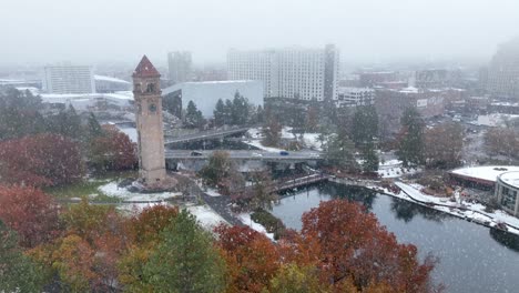 Vista-Aérea-Del-Parque-Frente-Al-Río-De-Spokane-Con-La-Gran-Torre-Del-Reloj-Del-Norte-Destacada