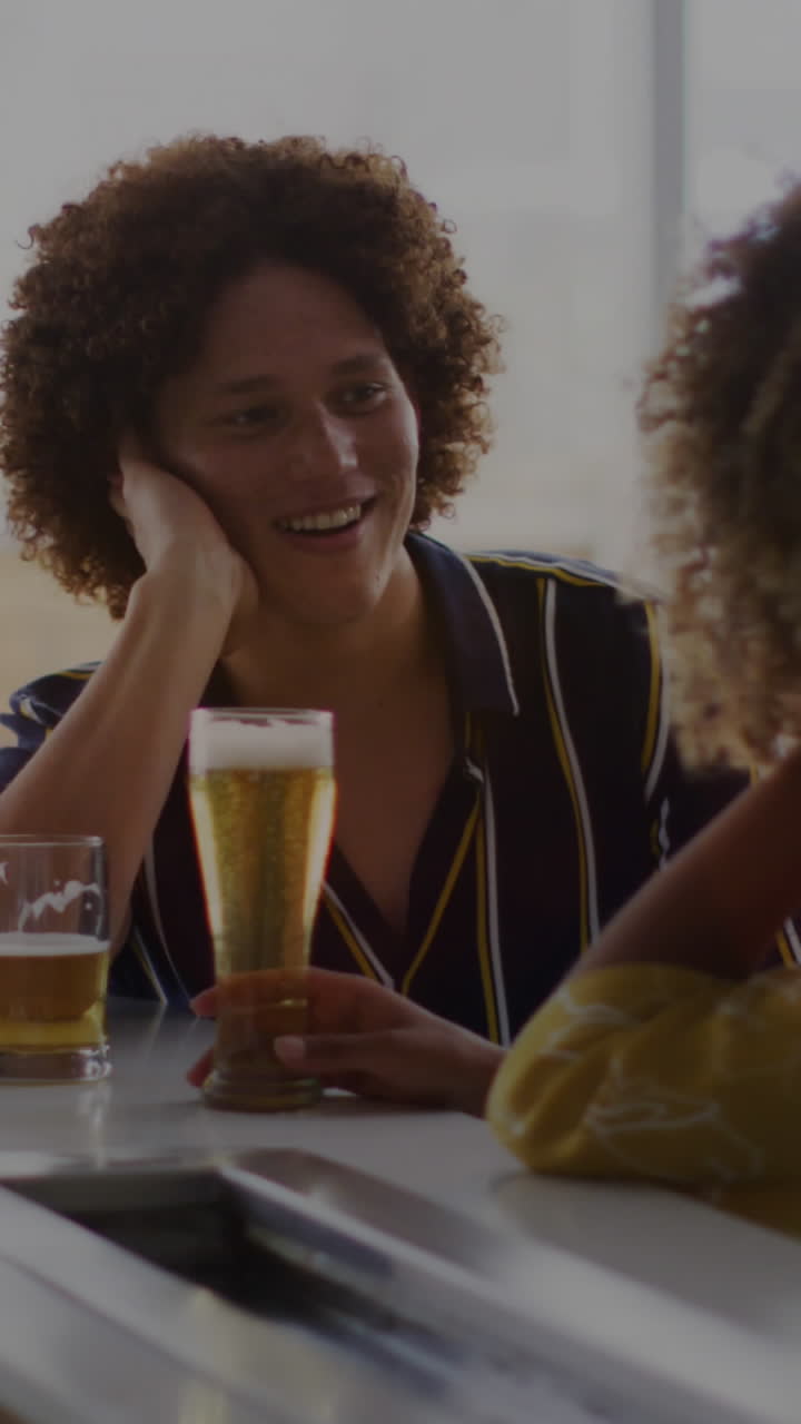 animación de puntos de luz sobre felices amigos diversos bebiendo cerveza