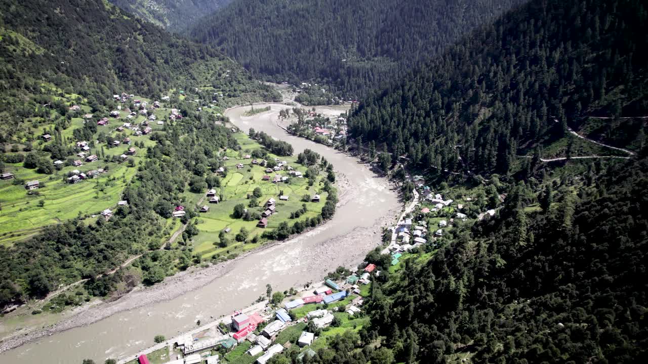 keran loc neelum valley, keran se encuentra entre los destinos más bellos y visitados de cachemira, a ambos lados de loc