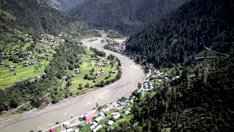 Keran-Loc-Neelum-Valley,-Keran-Se-Encuentra-Entre-Los-Destinos-Más-Bellos-Y-Visitados-De-Cachemira,-A-Ambos-Lados-De-Loc