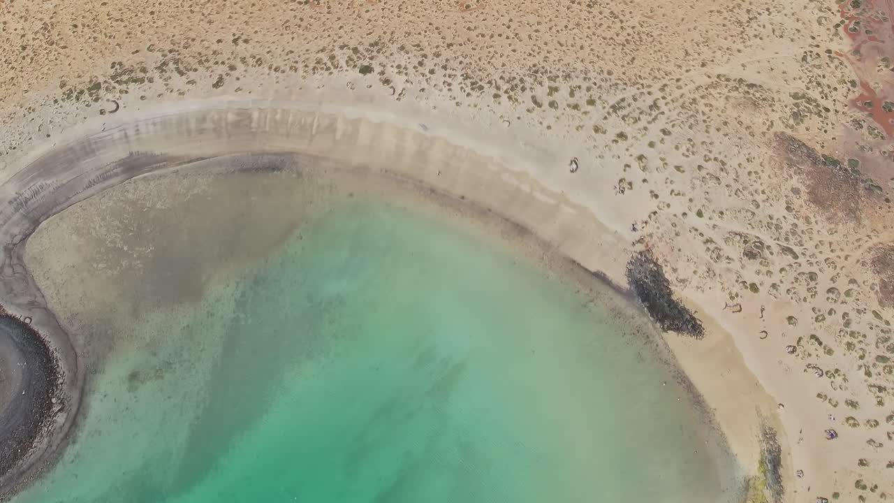 I visitatori esplorano la spiaggia nelle Isole Canarie della Spagna
