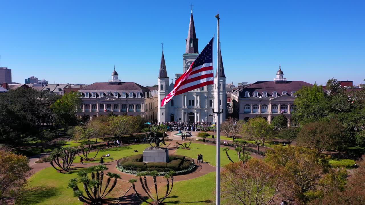 바쁜 성. 루이 대성당과 잭슨 광장