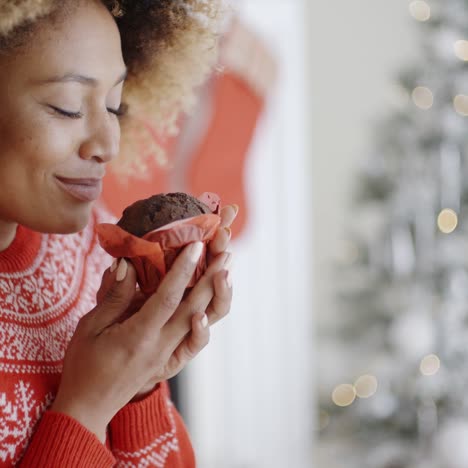 Mujer-Joven-Saboreando-Un-Pastel-De-Navidad