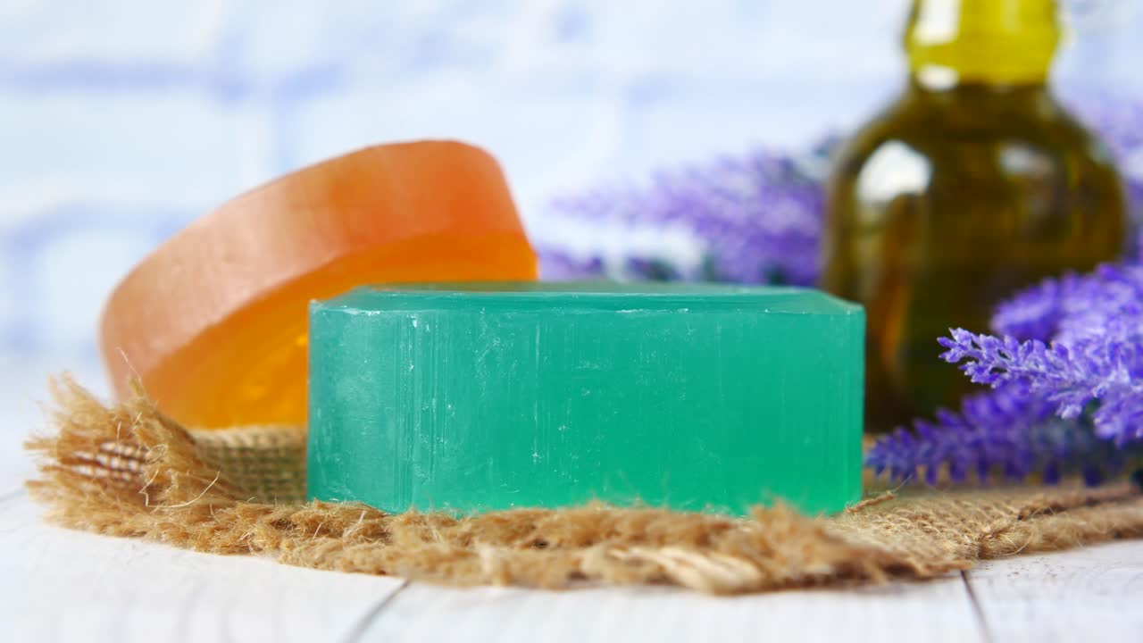 라벤더와 올리브 오일로 만든 자연스러운 수작업 비누