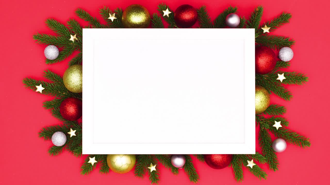 las ramas de pino y los adornos navideños aparecen bajo el marco para el texto.