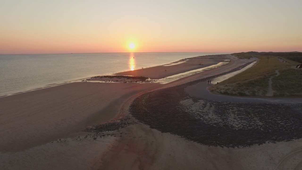 antena: la playa entre vlissingen y dishoek durante la puesta de sol