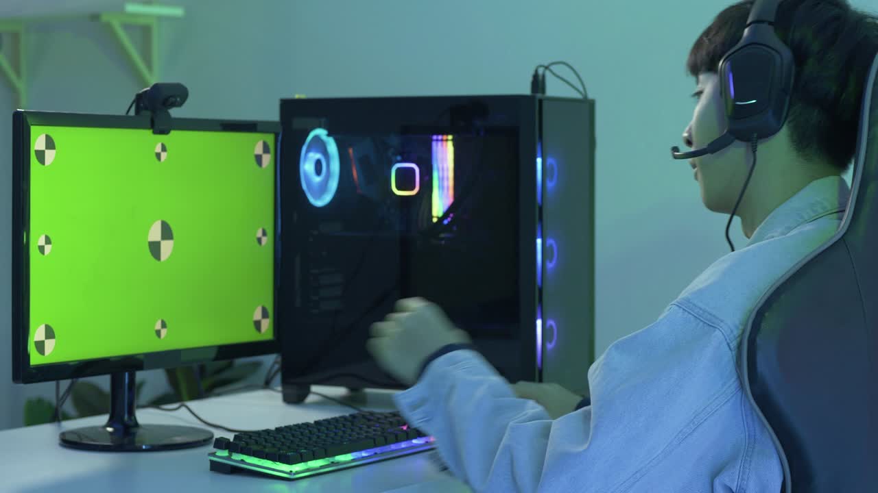 jugador masculino jugando al juego en casa. centrarse en el fondo de la pantalla verde dentro del monitor.