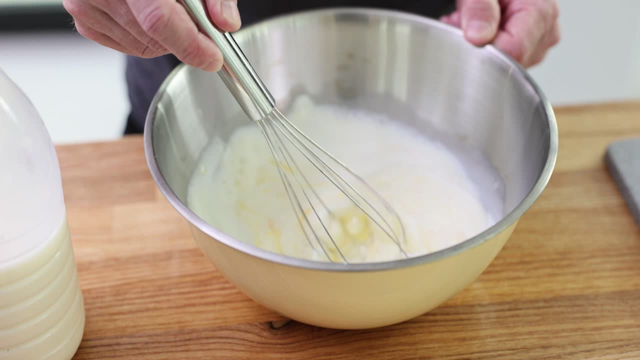 mezclar ingredientes en un cuenco