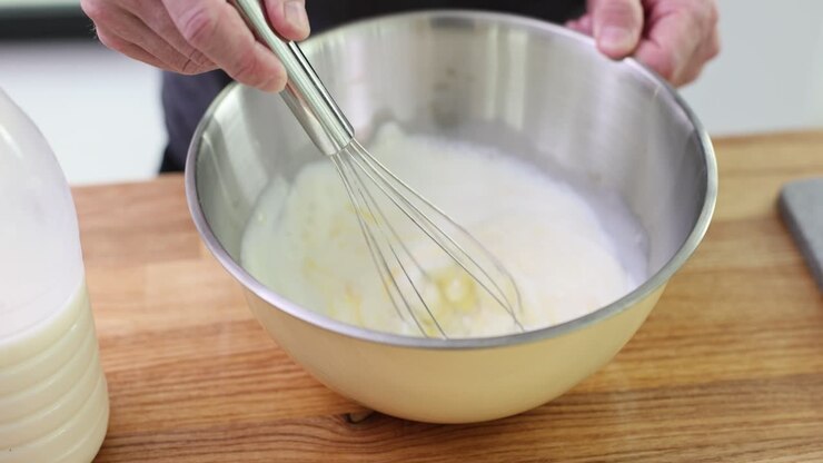 mezclar ingredientes en un cuenco