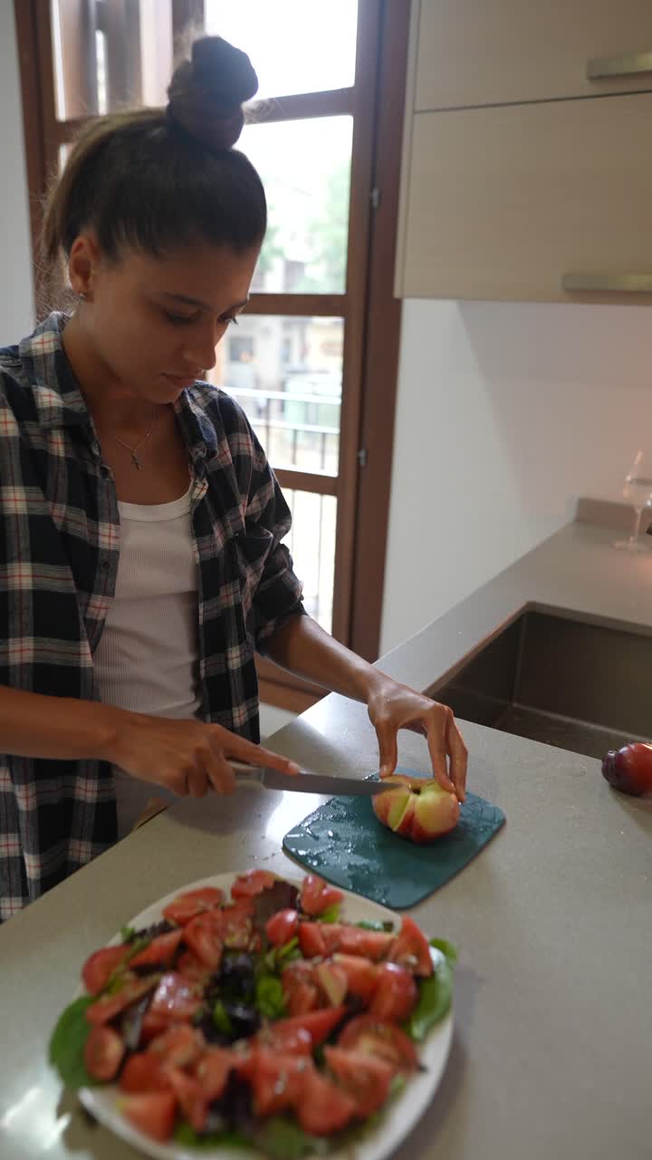 mujer preparando una ensalada saludable con manzana