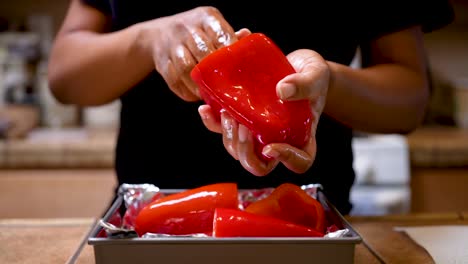 mano frotando aceite de oliva en pimientos para relleno - cámara lenta