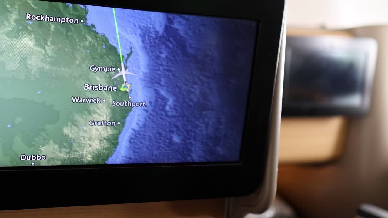 pantalla del respaldo del asiento del avión que muestra las actualizaciones del mapa de vuelo