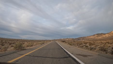 沿着南加州高速公路行驶, 经过莫哈维沙漠山脚下的风力发电厂 - - 超级失误