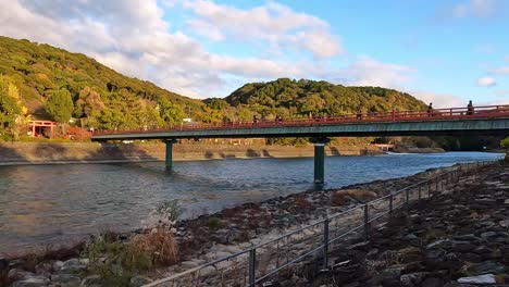 Rote-Asagiribashi-Brücke-Zum-Furitsu-Uji-Park-In-Uji,-Kyoto