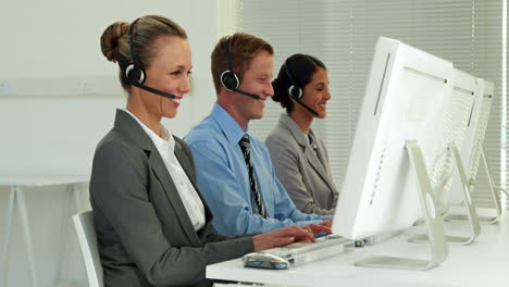 Equipo-De-Negocios-Trabajando-En-Call-Center-