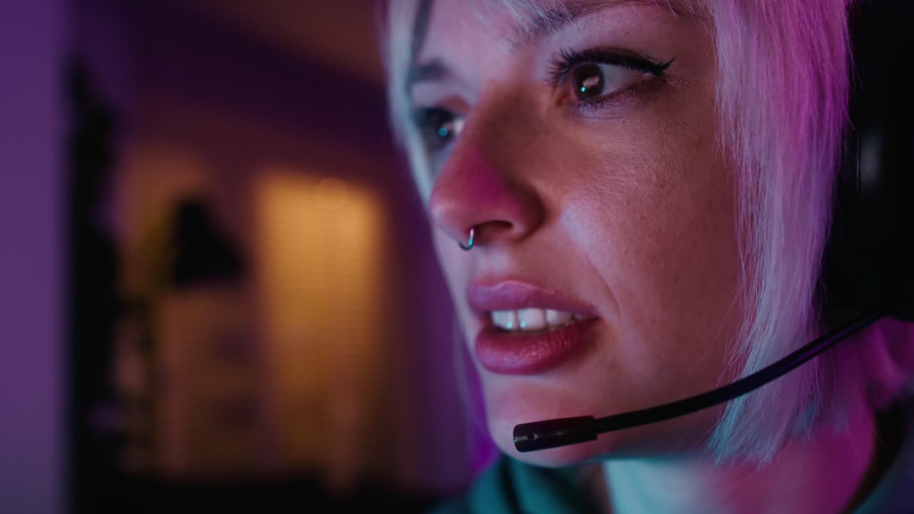 데스크 ⁇  pc에서 밤에 게임을 하는 젊은 백인 여성의 클로즈업