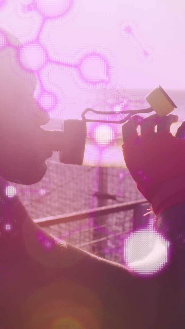 estructuras moleculares brillantes flotando contra el hombre afroamericano en forma bebiendo agua cerca de la playa