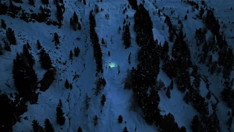 el dron captura a un excursionista navegando a través de un vasto paisaje montañoso nevado, revelando la grandeza de la naturaleza