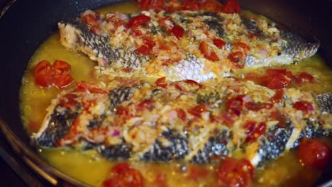 Mahé,-Seychellen,-Lokaler,-In-Der-Pfanne-Gegrillter-Fisch-Mit-Frischen-Tomaten-Und-Zitronensaft