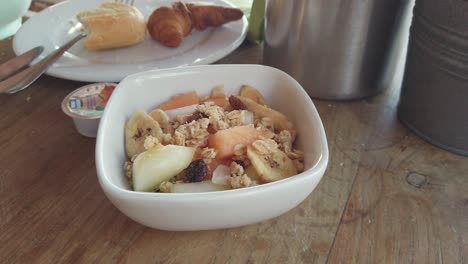 yogur vertido en un desayuno saludable de granola