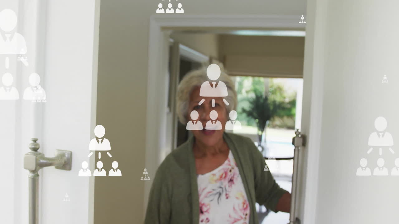 Animation af profilikoner og rutediagrammer over smilende ældre kvinde af blandet etnicitet, der åbner en dør
