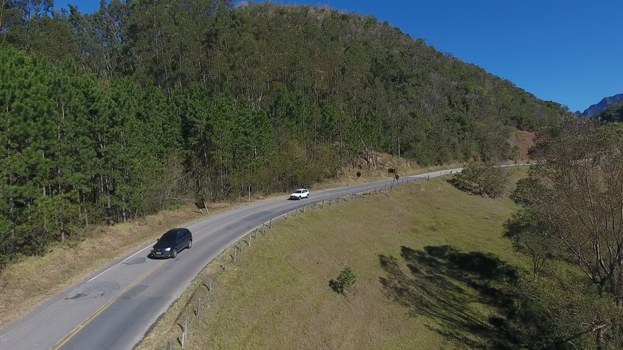 camión pasando en una carretera con cielo azul