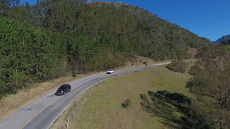 Camión-Pasando-Por-Una-Carretera-Con-Cielo-Azul