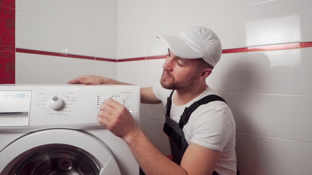 fontanero profesional sonriente conecta lavadora