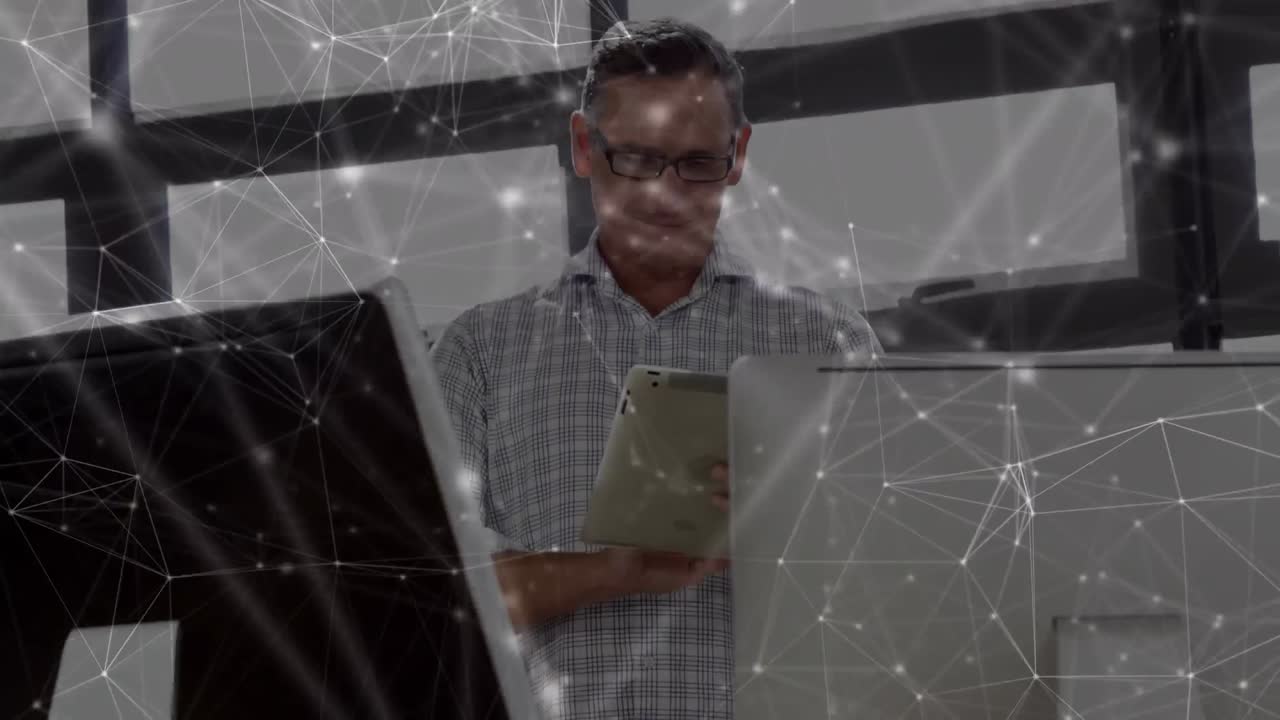 animación de la red de conexiones a través de un hombre de negocios que usa una tableta