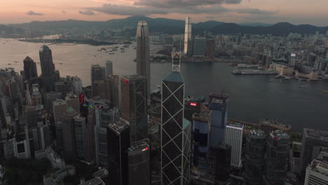 edificios de gran altura en el centro del distrito financiero central de la isla de hong kong después del atardecer