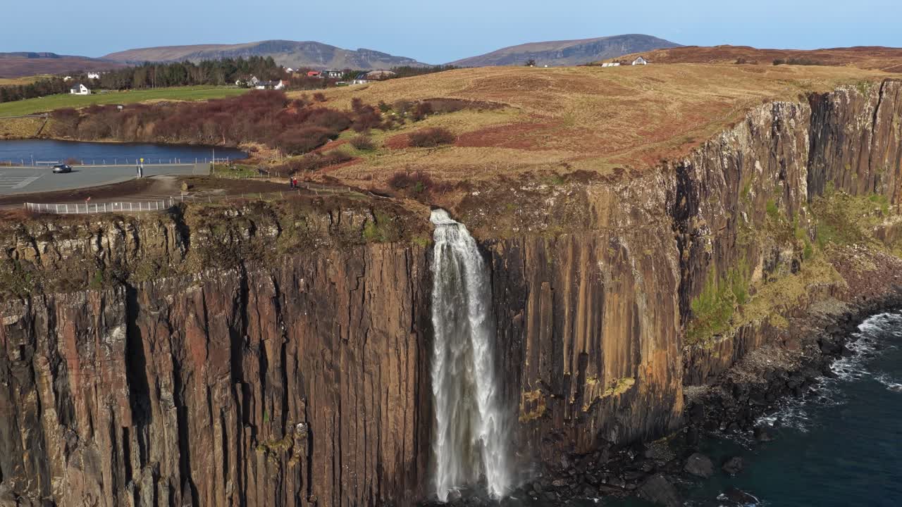 Cascata Mealt Falls che si getta dalla scogliera di Kilt Rock nell'Oceano Atlantico